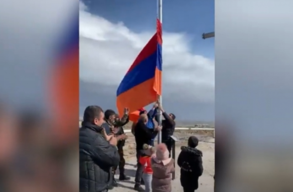 На армяно-турецкой границе установлен армянский флаг